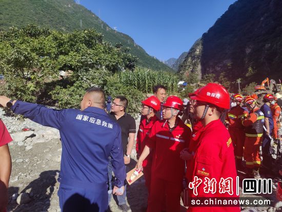 技术人员在与现场救援人员沟通抢险相关情况。四川省自然资源集团供图 技术人员在与现场救援人员沟通抢险相关情况。四川省自然资源集团供图