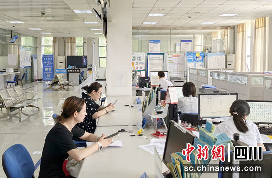 绵竹市行政审批服务大厅“惠企政策服务专区”。 绵竹市融媒体中心供图 绵竹市行政审批服务大厅“惠企政策服务专区”。 绵竹市融媒体中心供图