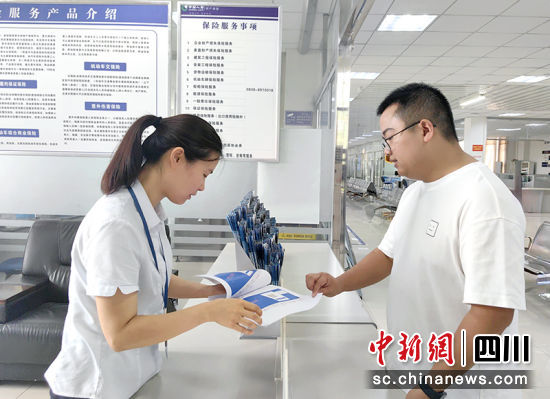 咨询政策。 绵竹市融媒体中心供图 咨询政策。 绵竹市融媒体中心供图