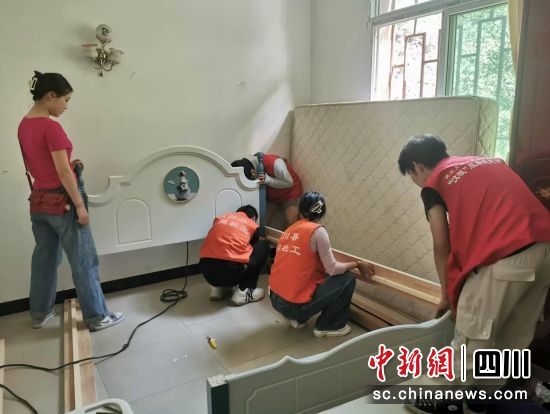社区工作人员为困境儿童改造房间。汶川县委宣传部供图 社区工作人员为困境儿童改造房间。汶川县委宣传部供图