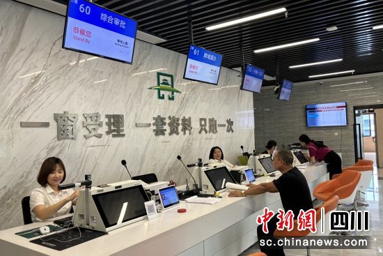 丹棱县市民服务中心大厅一角。陈静 摄 丹棱县市民服务中心大厅一角。陈静 摄