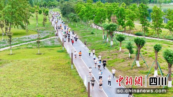 “五四乐跑”活动现场。(资料图)周宇琴 摄 “五四乐跑”活动现场。(资料图)周宇琴 摄