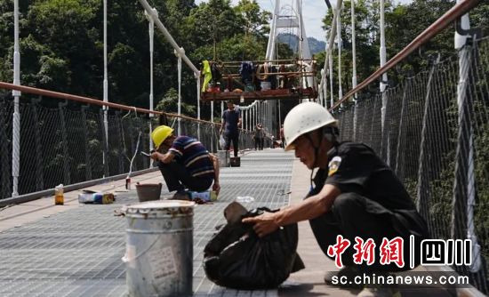 工人们正在抓紧施工。雨城融媒 供图 工人们正在抓紧施工。雨城融媒 供图