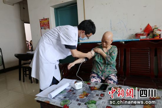 独居老人“敲门行动”,守护幸福夕阳红。唐千越摄 独居老人“敲门行动”,守护幸福夕阳红。唐千越摄