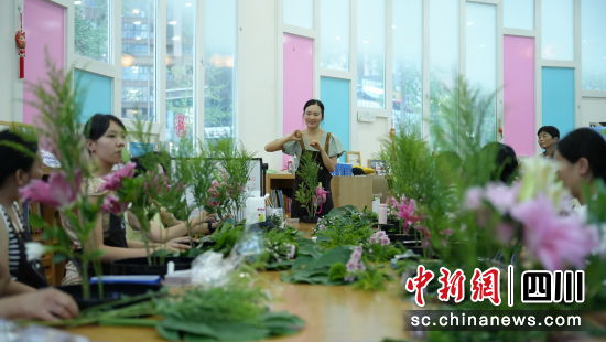 在“杨柳风”留灯书屋开展的花艺课。温江区文广体旅局供图 在“杨柳风”留灯书屋开展的花艺课。温江区文广体旅局供图