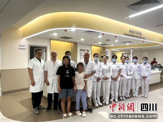 患儿与医护团队合影。成都京东方医院供图 患儿与医护团队合影。成都京东方医院供图