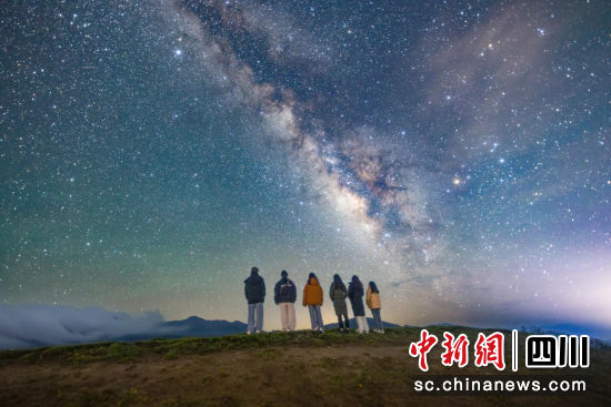 游客在黄龙景区观星。黄龙景区管理局 供图 游客在黄龙景区观星。黄龙景区管理局 供图
