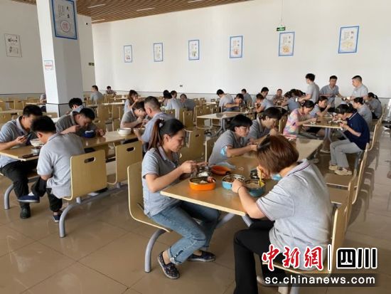 县属国企参与建设的共享食堂。刘小绫 摄 县属国企参与建设的共享食堂。刘小绫 摄