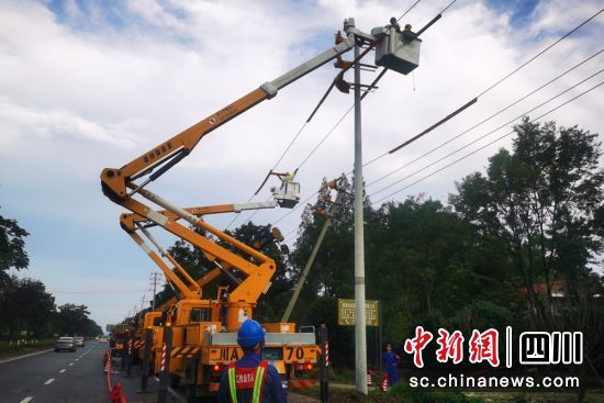 “双车”带电抢修作业全程不停电。詹祖培 摄 “双车”带电抢修作业全程不停电。詹祖培 摄