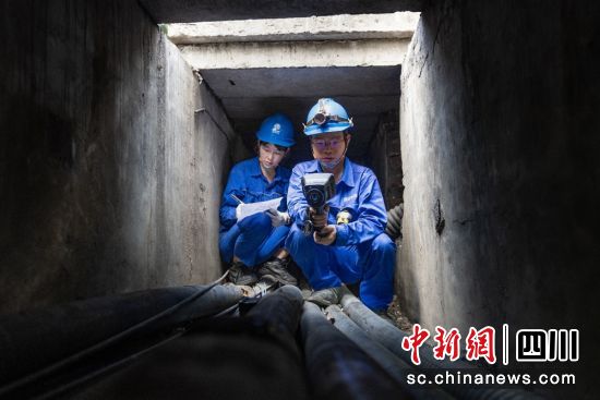 工作人员对110千伏输电电缆进行巡检测温。武雍烨 摄 工作人员对110千伏输电电缆进行巡检测温。武雍烨 摄