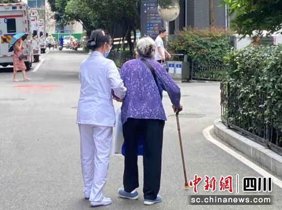 医院工作人员正在帮助老人。费莉丹 摄 医院工作人员正在帮助老人。费莉丹 摄