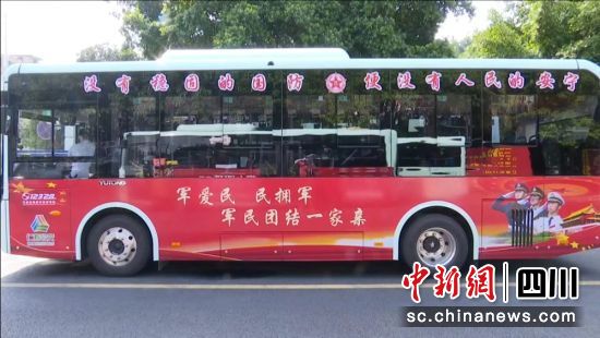 仁寿县城的双拥公交车。潘建勇 摄 仁寿县城的双拥公交车。潘建勇 摄