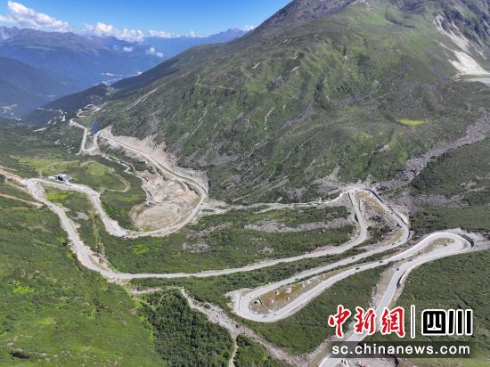 康定榆磨路雅家梗路段。记者 刘忠俊 摄 康定榆磨路雅家梗路段。记者 刘忠俊 摄