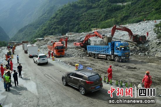 康定市姑咱镇“8·03”山洪泥石流灾害抢通的日地村路段。记者 刘忠俊 摄 康定市姑咱镇“8·03”山洪泥石流灾害抢通的日地村路段。记者 刘忠俊 摄