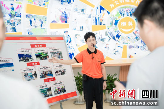 参会人员走进网办中心体验邮政服务。四川省邮政分公司供图 参会人员走进网办中心体验邮政服务。四川省邮政分公司供图