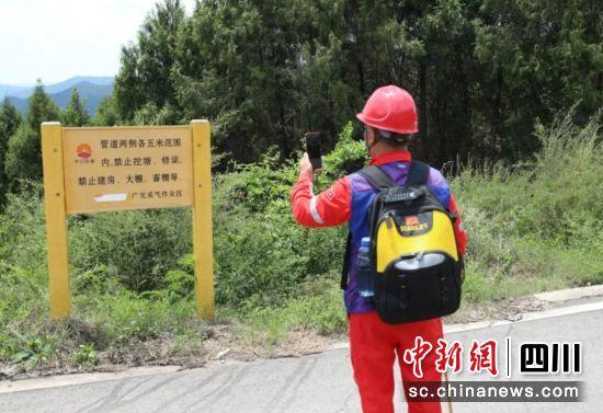代劲松在巡管途中。刘梅 摄 代劲松在巡管途中。刘梅 摄