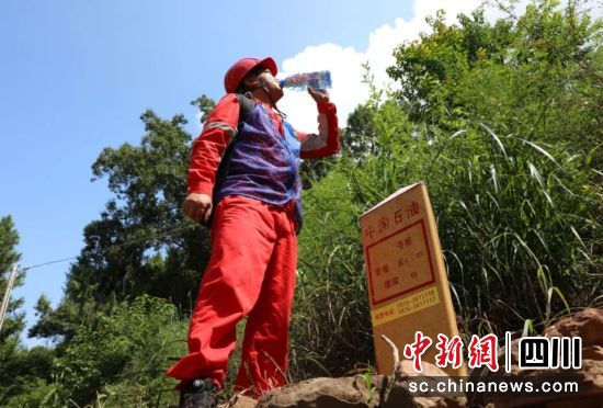 代劲松在巡管途中。刘梅 摄 代劲松在巡管途中。刘梅 摄
