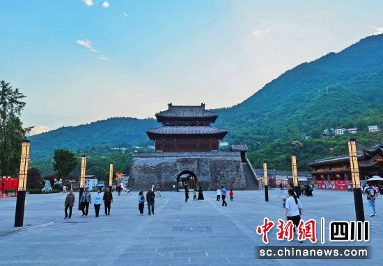 修葺一新的新城们广场。 平武县委宣传部供图 修葺一新的新城们广场。 平武县委宣传部供图