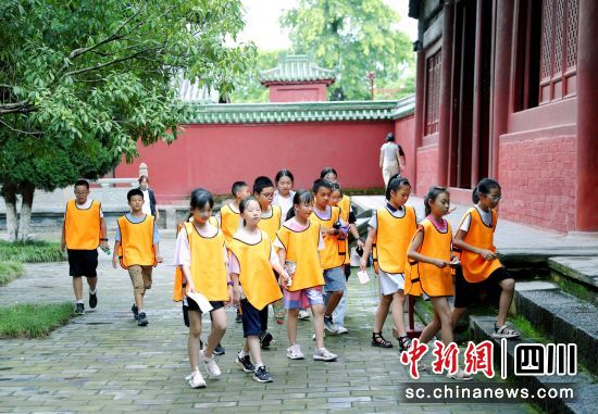 学生们参加报恩寺研学活动。 平武县委宣传部供图 学生们参加报恩寺研学活动。 平武县委宣传部供图