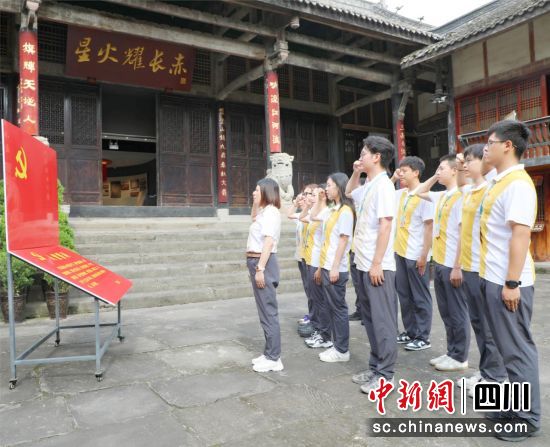 公益助学活动现场。华润集团供图 公益助学活动现场。华润集团供图
