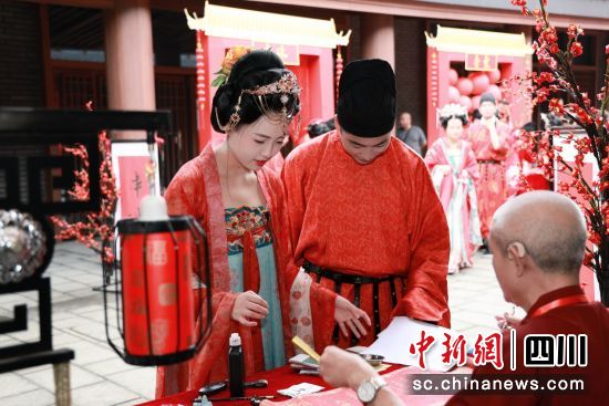 活动现场。黄进喜 摄 活动现场。黄进喜 摄