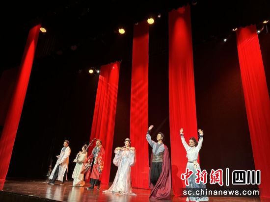 《貂蝉,你在想什么》演员们谢幕(孙雅琪摄) 《貂蝉,你在想什么》演员们谢幕(孙雅琪摄)