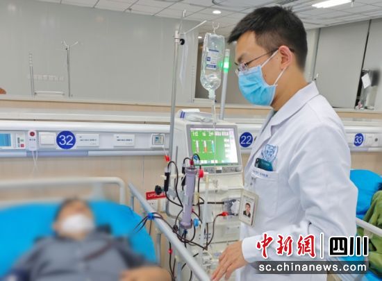 正在为患者服务。叶娜 摄 正在为患者服务。叶娜 摄