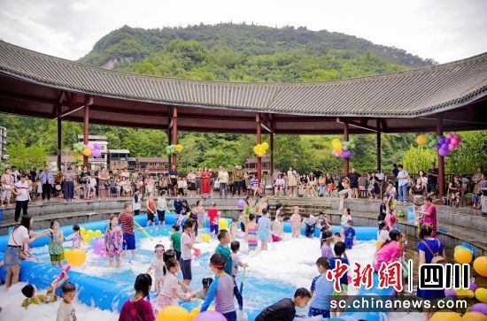 水枪大战。汶川县文广体旅局供图 水枪大战。汶川县文广体旅局供图