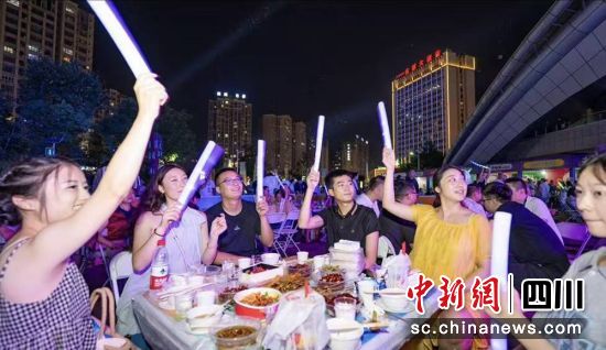 市民踊跃参与现场活动。富顺融媒 供图 市民踊跃参与现场活动。富顺融媒 供图