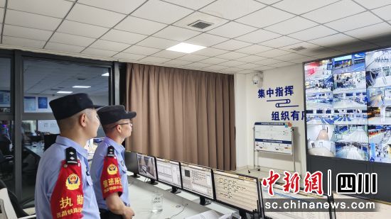 民警进行视频巡查工作。西昌铁路公安处供图 民警进行视频巡查工作。西昌铁路公安处供图