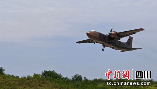 首飞现场。贡井融媒 供图 首飞现场。贡井融媒 供图