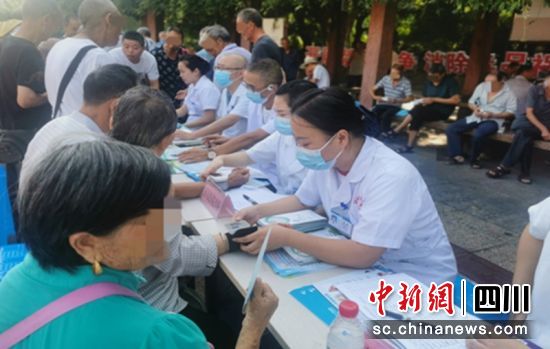 义诊现场。沿滩融媒 供图 义诊现场。沿滩融媒 供图
