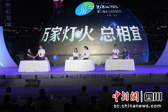 现场签约。叶昌荣 摄 现场签约。叶昌荣 摄