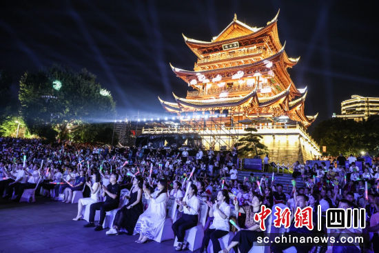 气氛热烈。叶昌荣 摄 气氛热烈。叶昌荣 摄