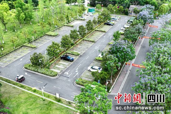 仁寿县城市湿地公园停车场一角。潘建勇 摄 仁寿县城市湿地公园停车场一角。潘建勇 摄