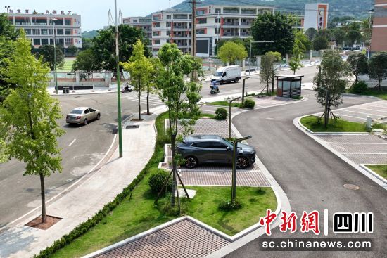 仁寿鳌峰小学校附近的停车场。潘建勇 摄 仁寿鳌峰小学校附近的停车场。潘建勇 摄
