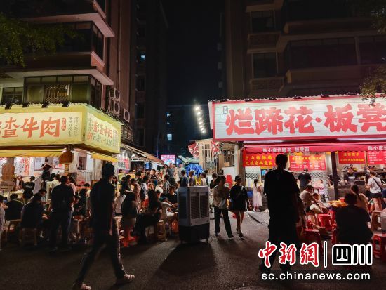 游客们亲睐的各种特色美食。陈静 摄 游客们亲睐的各种特色美食。陈静 摄