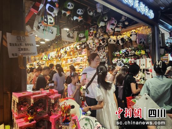 游客们正在选购各种特色产品。陈静 摄 游客们正在选购各种特色产品。陈静 摄