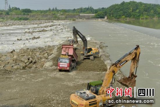 大坝抢险工作现场。成都市岷江自来水厂供图 大坝抢险工作现场。成都市岷江自来水厂供图