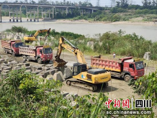 大坝抢险工作现场。成都市岷江自来水厂供图 大坝抢险工作现场。成都市岷江自来水厂供图