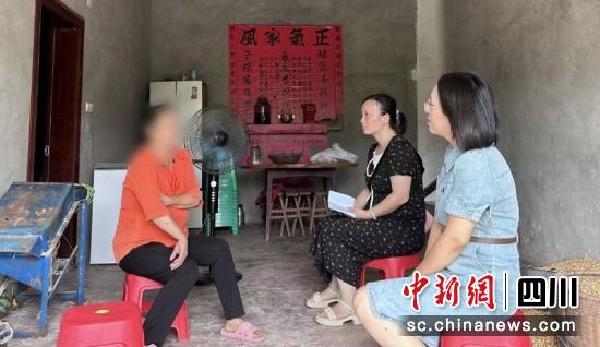 工作人员为李莉(化名)提供心理辅导和康复建议。安岳县妇联 供图 工作人员为李莉(化名)提供心理辅导和康复建议。安岳县妇联 供图