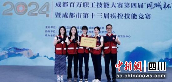 杨欢(左一)上台领奖。裴小琴 摄 杨欢(左一)上台领奖。裴小琴 摄