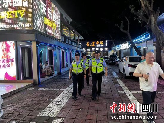 重点区域巡逻。 绵阳市公安局特巡警支队巡逻八大队供图 重点区域巡逻。 绵阳市公安局特巡警支队巡逻八大队供图