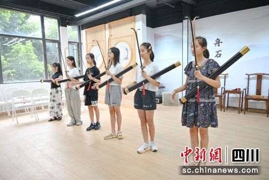 正在表演。郑栋梁 摄 正在表演。郑栋梁 摄