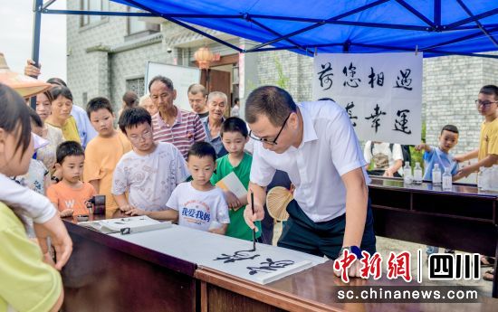 书法创作现场。仪陇县委宣传部供图 书法创作现场。仪陇县委宣传部供图