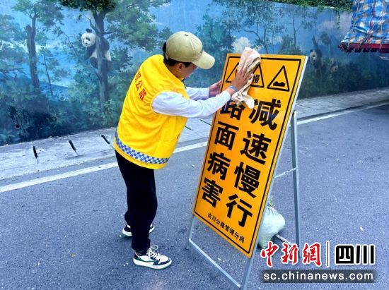 汶川公路分局养护人员开展路面清理。汶川县委宣传部供图 汶川公路分局养护人员开展路面清理。汶川县委宣传部供图