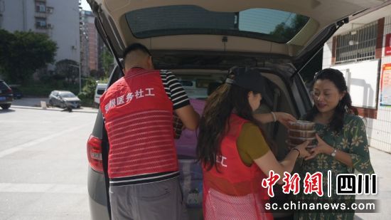正在把凉品搬下车。刘薪 摄 正在把凉品搬下车。刘薪 摄