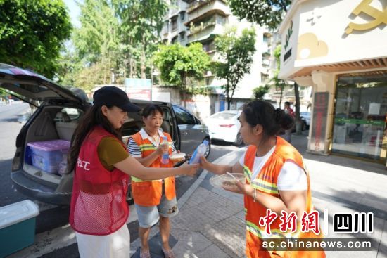 把凉品分发给奋战在一线的工人。刘薪 摄 把凉品分发给奋战在一线的工人。刘薪 摄