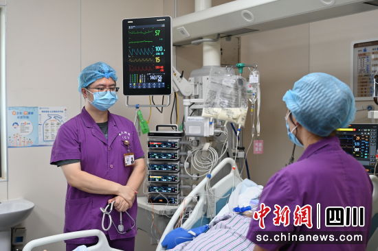 图为四川省成都大学临床医学院、附属医院重症医学中心副主任医师唐进在查房。 记者 安源 摄 图为四川省成都大学临床医学院、附属医院重症医学中心副主任医师唐进在查房。 记者 安源 摄