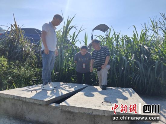 筠连县镇舟镇纪委工作人员正在了解情况。王稀 摄 筠连县镇舟镇纪委工作人员正在了解情况。王稀 摄
